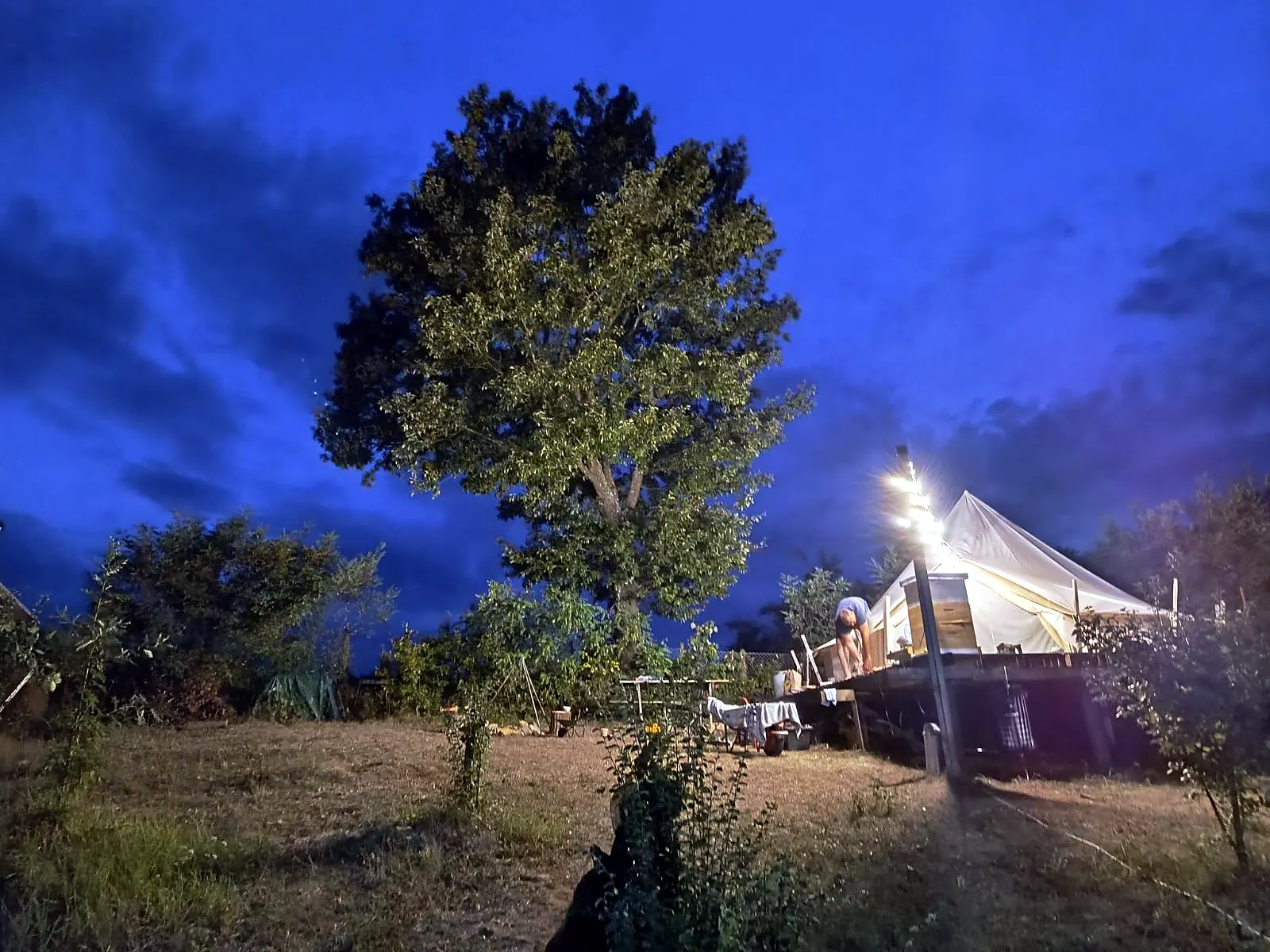 Šator sa rasvetom u plavi sat, posle završetka radova