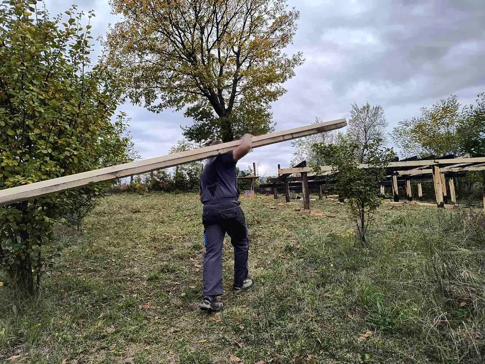 Nošenje grede na plac