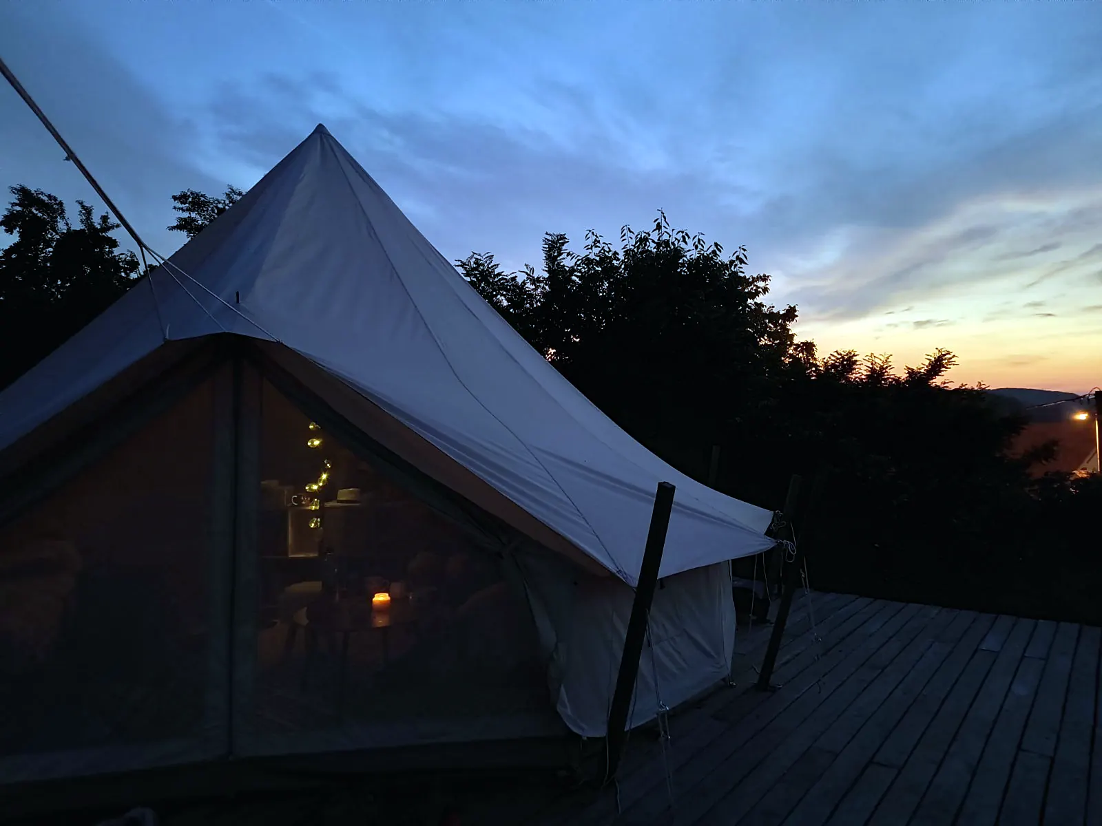 Glamping šator u sumrak sa svetlom unutra